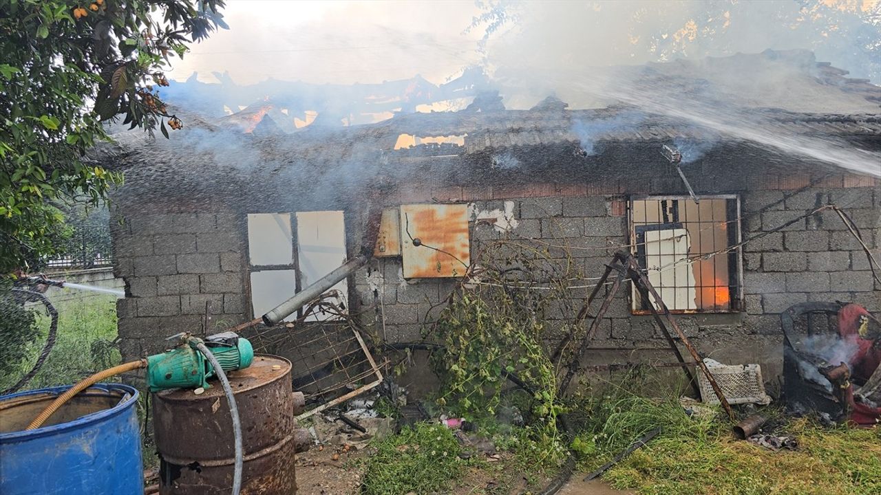 Antalya'da Müstakil Evde Çıkan Yangın Kontrol Altına Alındı
