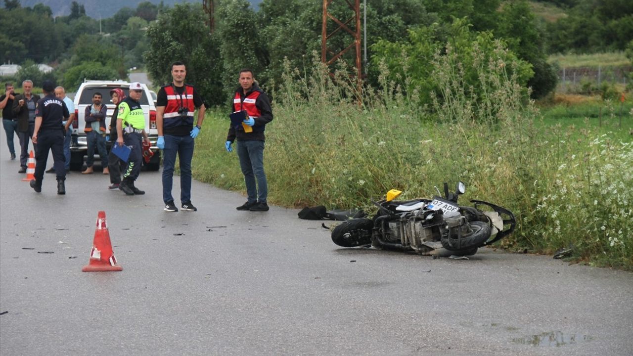 Antalya'da Otomobille Çarpışan Motosiklet Sürücüsü Hayatını Kaybetti