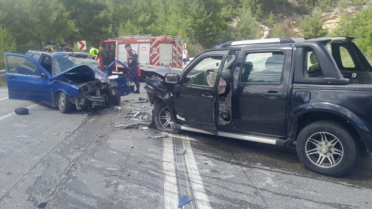 Antalya'da Pikap ve Otomobil Çarpıştı: 1 Ölü, 3 Yaralı