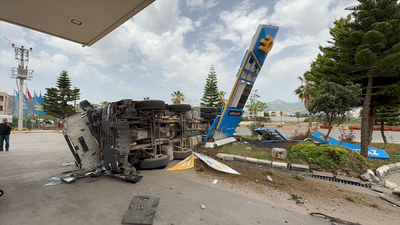 Antalya'da Sıcak Asfalt Yüklü Kamyonun Kazası: 2 Yaralı