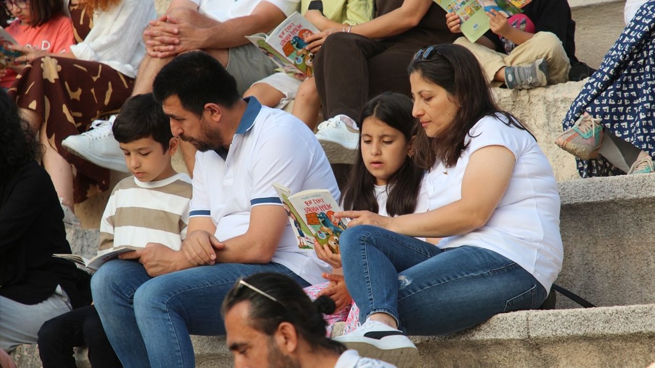 Antalya'da Veliler ve Öğrenciler Antik Tiyatroda Kitap Okudu