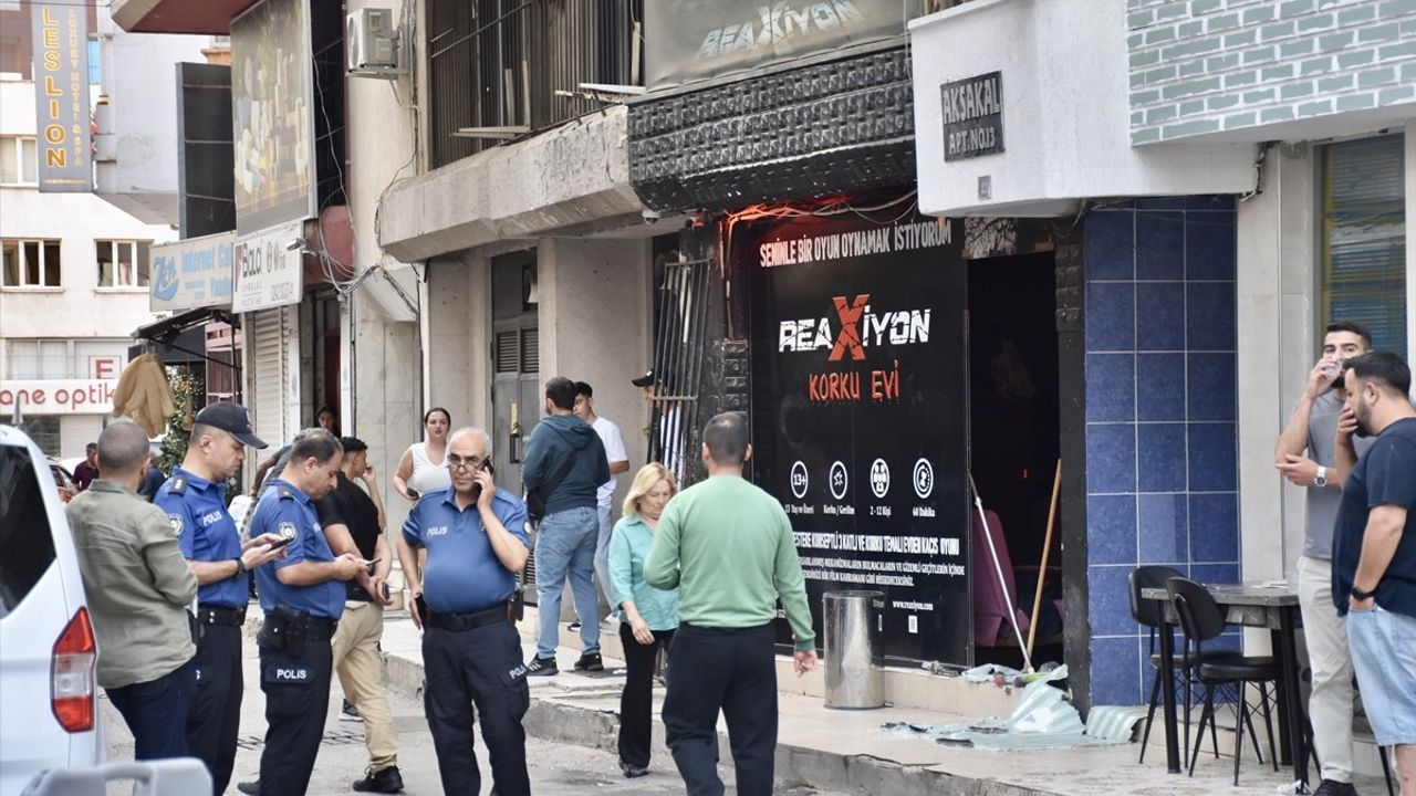 Antalya'daki Korku Evinde Yangın: 3 Kişi Dumandan Etkilendi