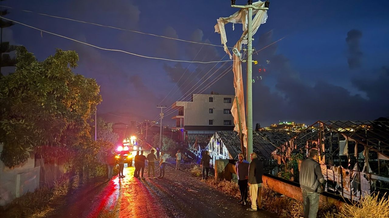 Antalya Gazipaşa'da Hortum Ev ve Seralara Zarar Verdi