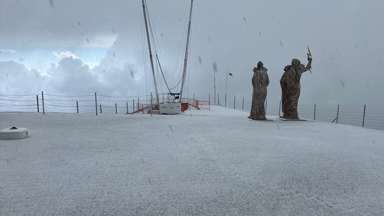 Antalya'nın Tahtalı Dağı'nın Zirvesinde Karla Karışık Dolu Etkili Oldu