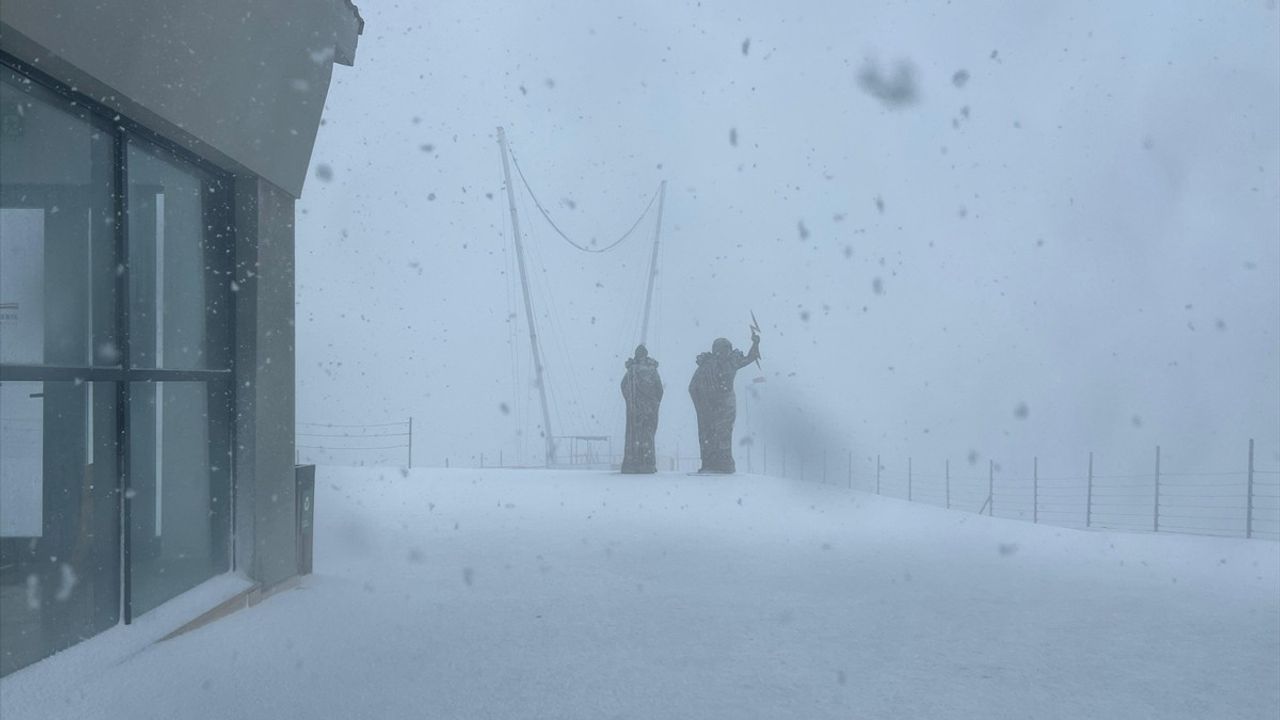 Antalya'nın Tahtalı Dağı Zirvesine Kar Yağdı