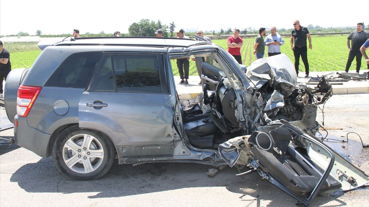 Antalya Serik'te Kepçe ile Otomobil Çarpıştı: 2 Yaralı