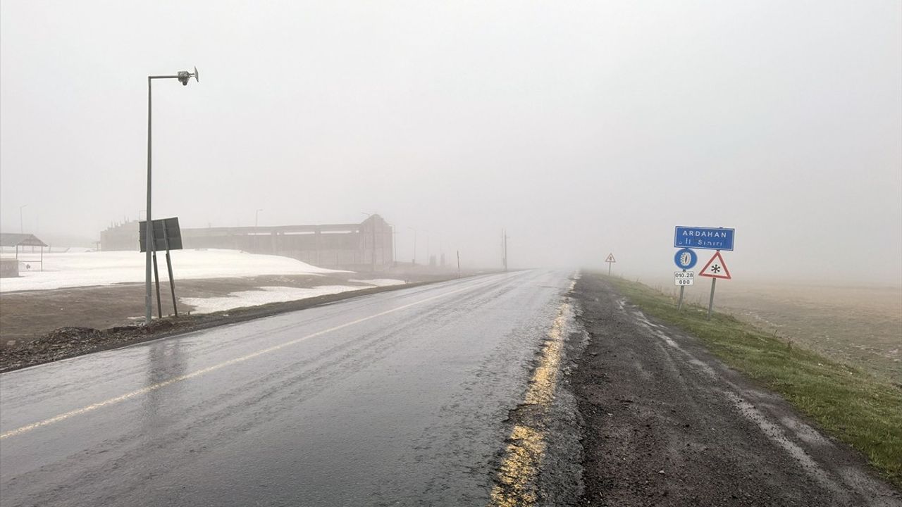 Ardahan'da Sis ve Sağanak Yağış Etkili Oluyor