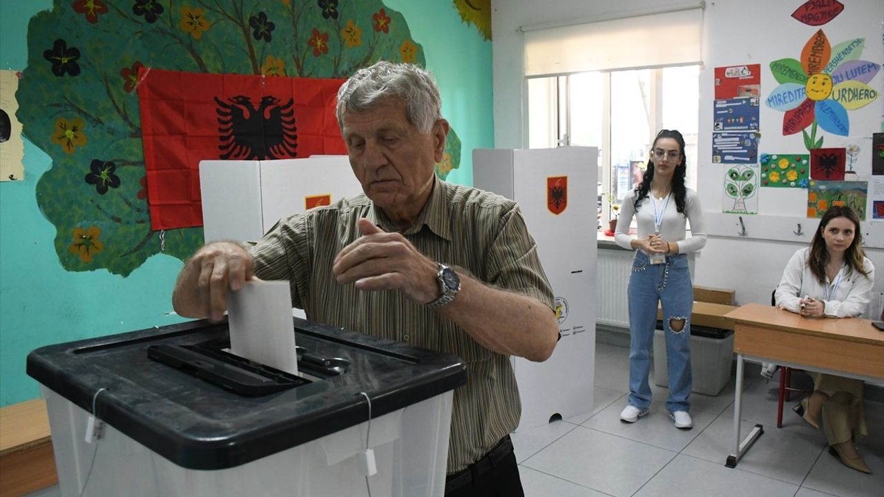 Arnavutluk'taki Genel Seçimlerde Oy Kullanma Süreci Başladı