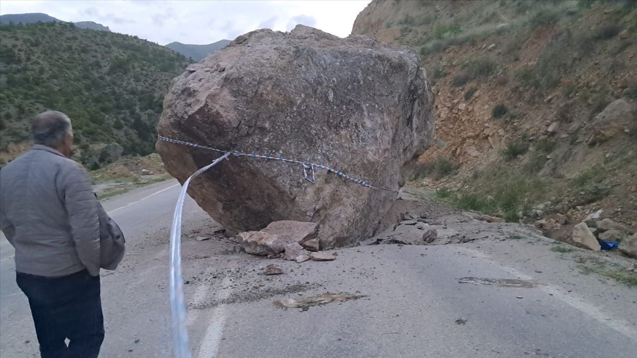 Artvin-Ardanuç Kara Yolunda Kaya Düşmesi Nedeniyle Ulaşım Tek Şeride Düşmüştür
