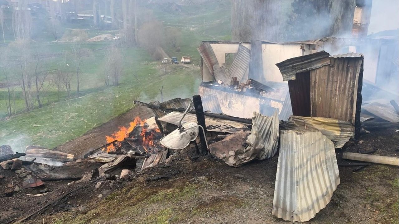 Artvin'de Yangın; Bir Ev ve İki Ahır Kullanılamaz Hale Geldi