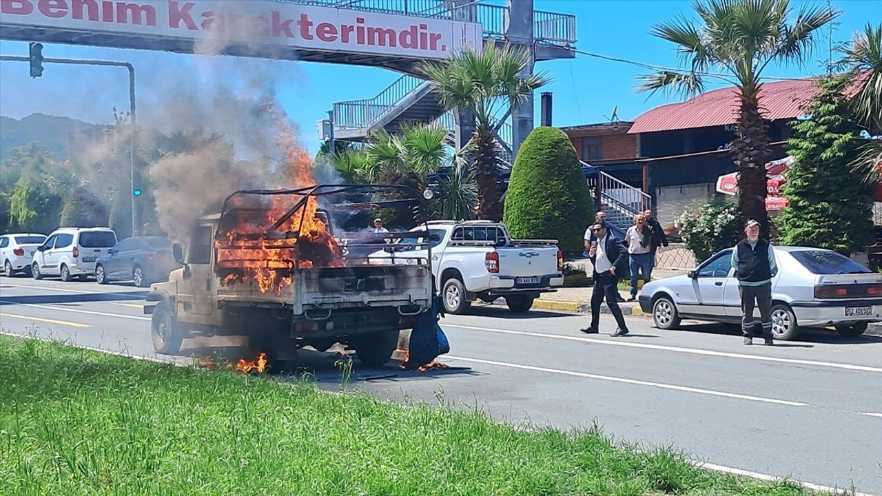 Artvin Hopa'da Seyir Halindeki Kamyonet Yangın Çıkardı
