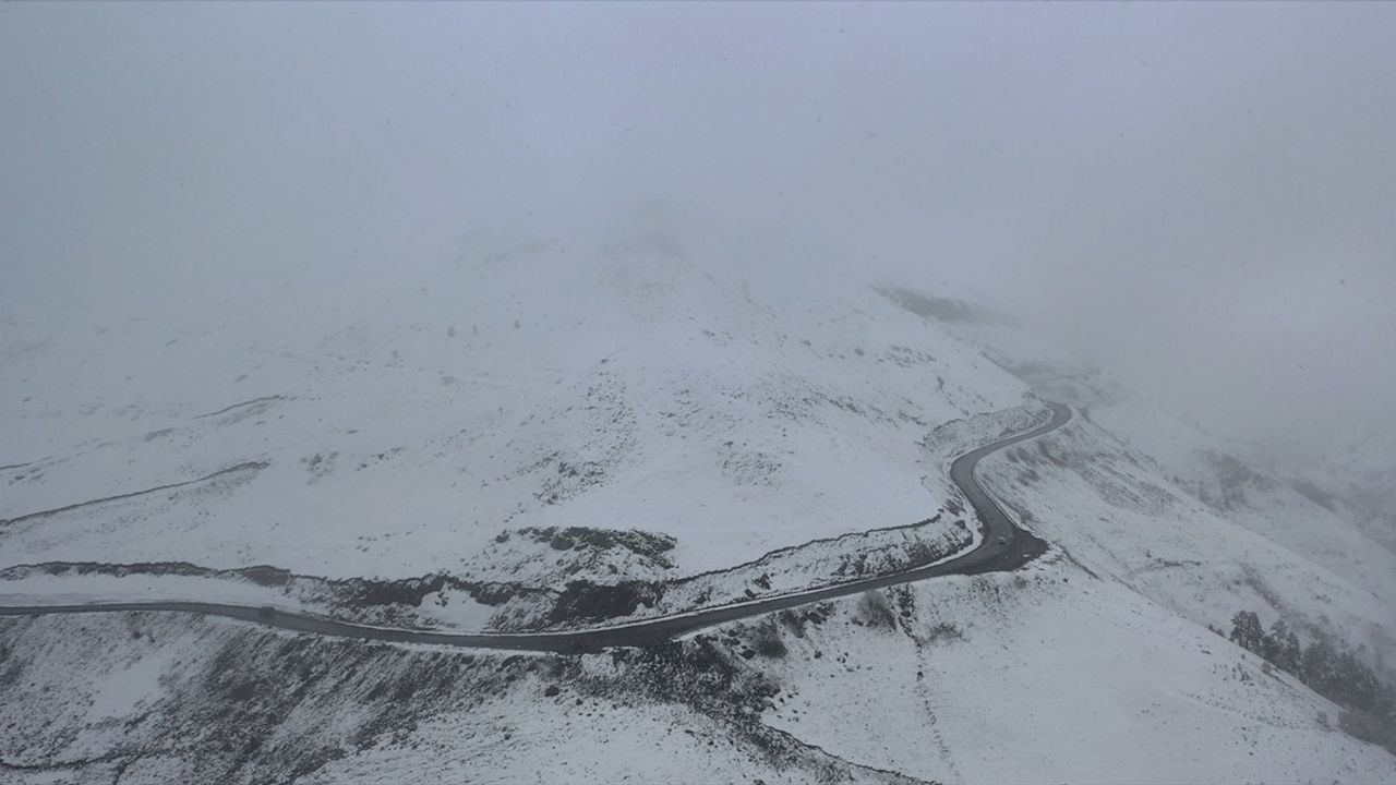 Artvin'in Yüksek Kesimlerinde Kar Yağışı Etkili Oldu