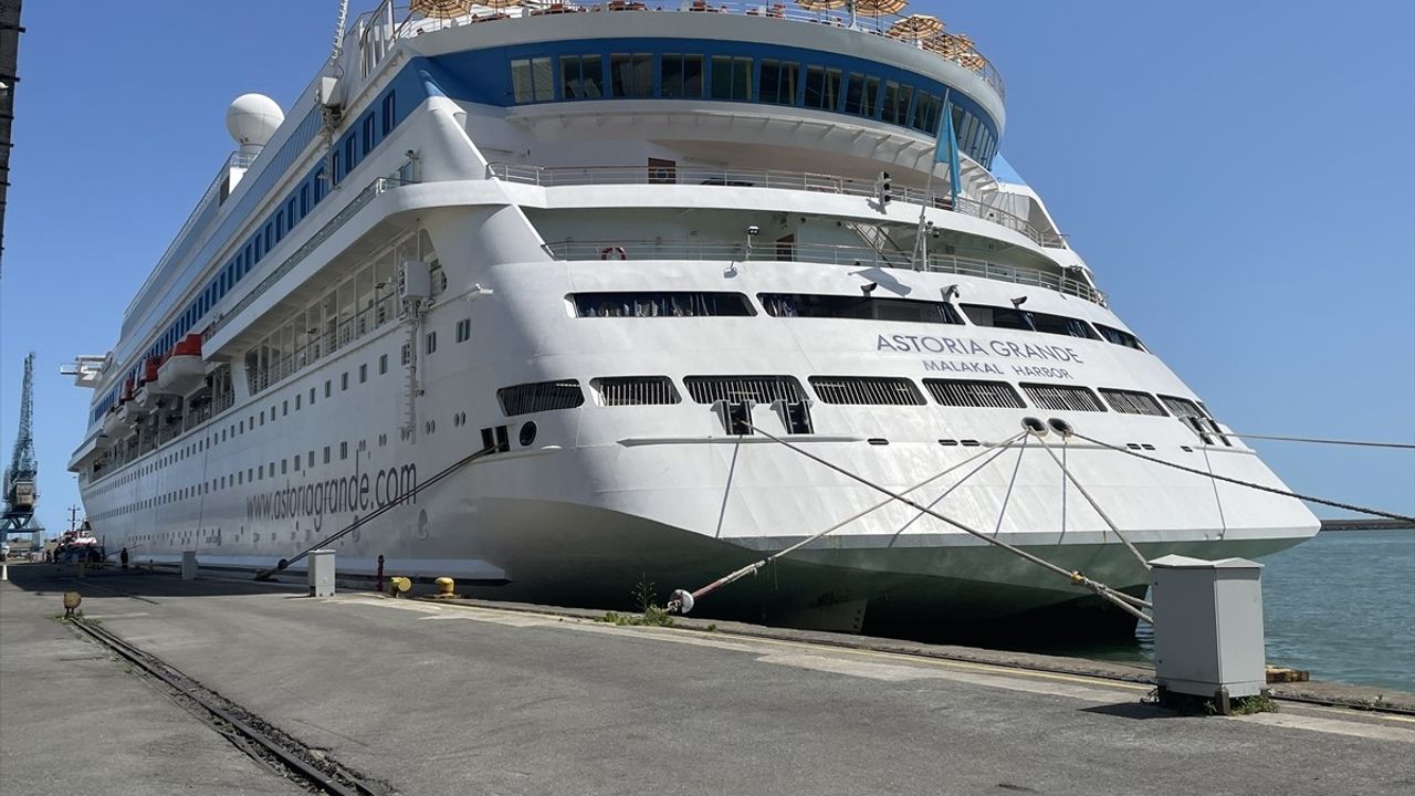 Astoria Grande Kruvaziyeri 947 Yolcusuyla Trabzon’a Ulaştı