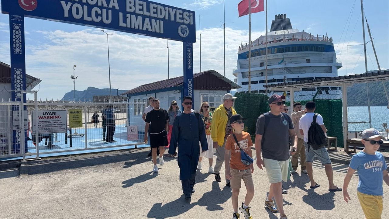 Astoria Grande Kruvaziyeri, 997 Rus Yolcusuyla Amasra'ya İndi