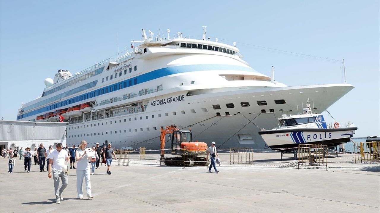 Astoria Grande Kruvaziyeri Samsun'a Demir Attı