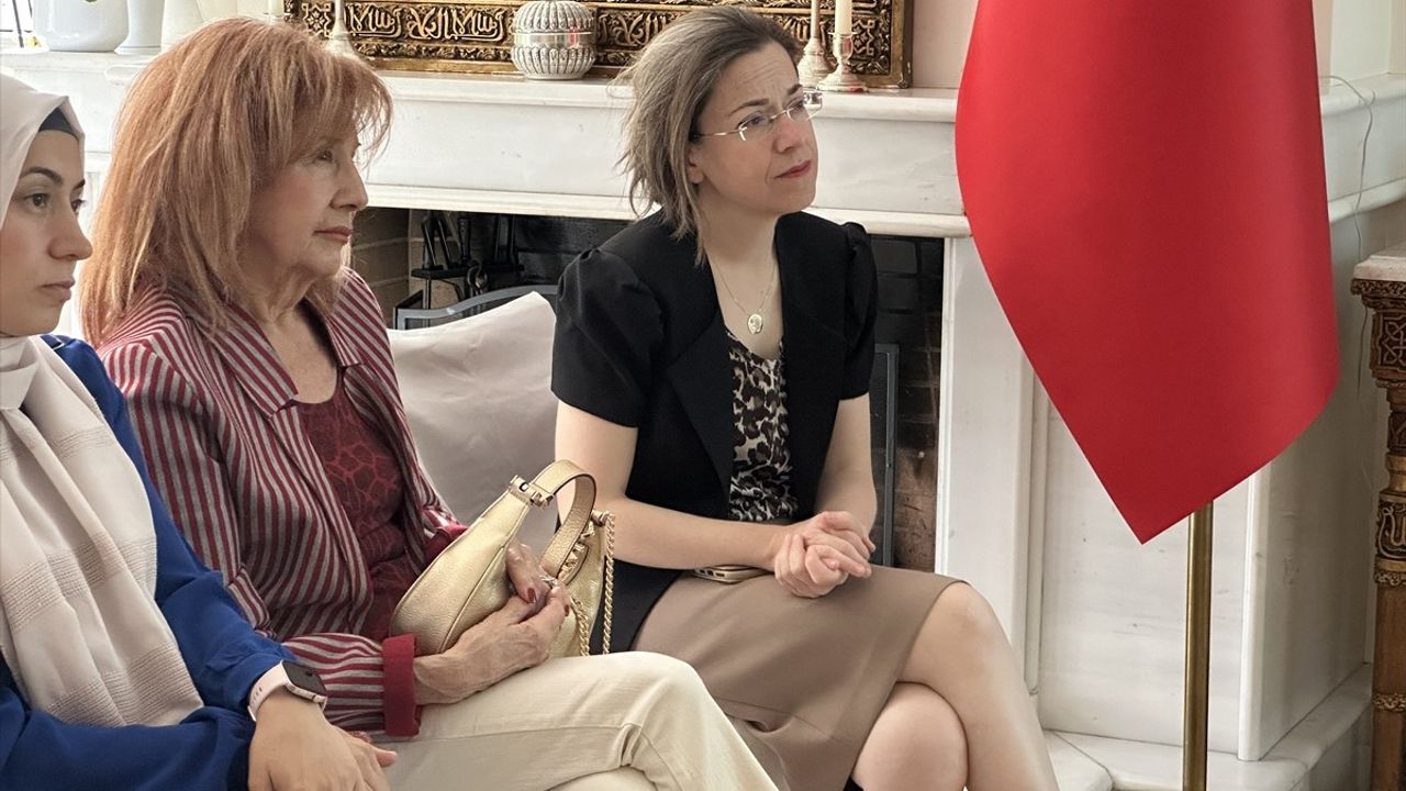 Atina'da 'Başka Ülkede Aile Olmak' Temalı Söyleşi Düzenlendi