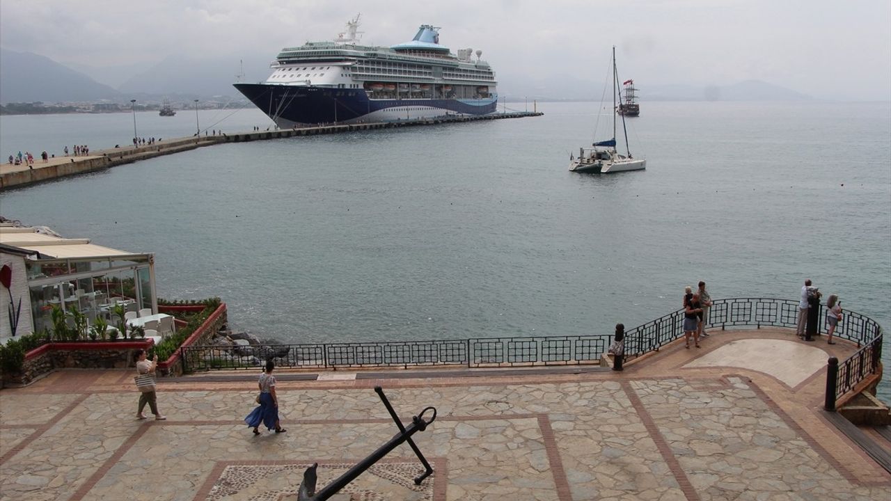 Bahama bayraklı kruvaziyer Marella Discovery 2 Alanya Limanı'na ulaştı