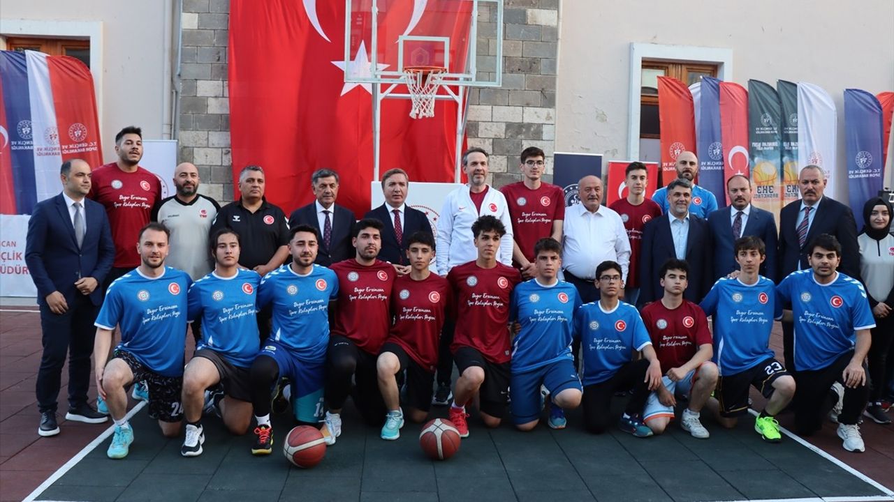 Bakan Bayraktar Erzincan'da Gençlerle Basketbol Maçı Yaptı
