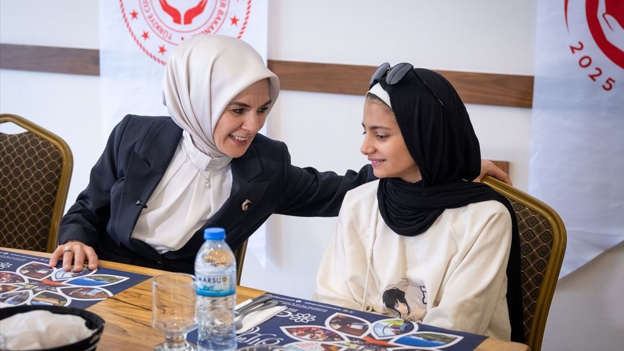 Bakan Göktaş, Filistinli Mevkidaşıyla Gazze'den Getirilen Hasta Çocuklarla Buluştu