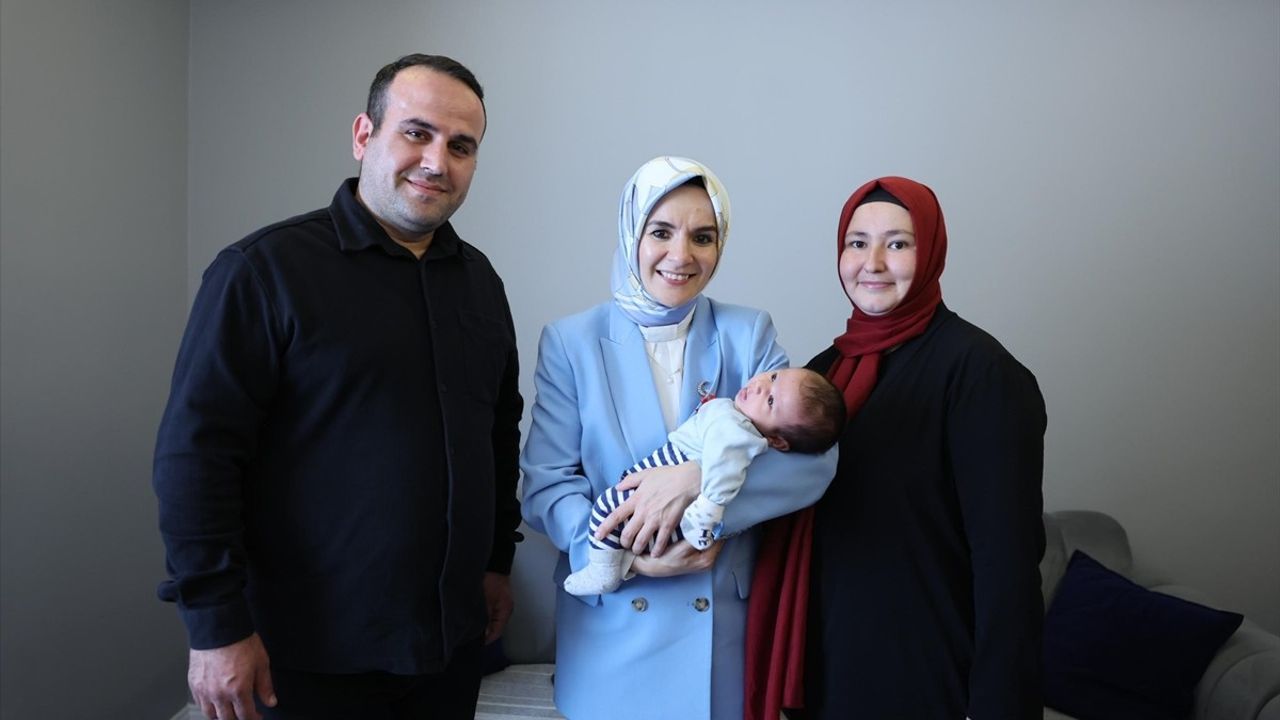 Bakan Göktaş, Samsun'da Doğum Yardımından Yararlanan Aileyi Ziyaret Etti