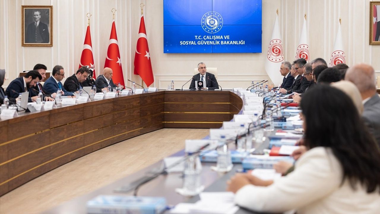 Bakan Işıkhan, HAK-İŞ Genel Başkanı Arslan ile Kadın İstihdamını Görüştü