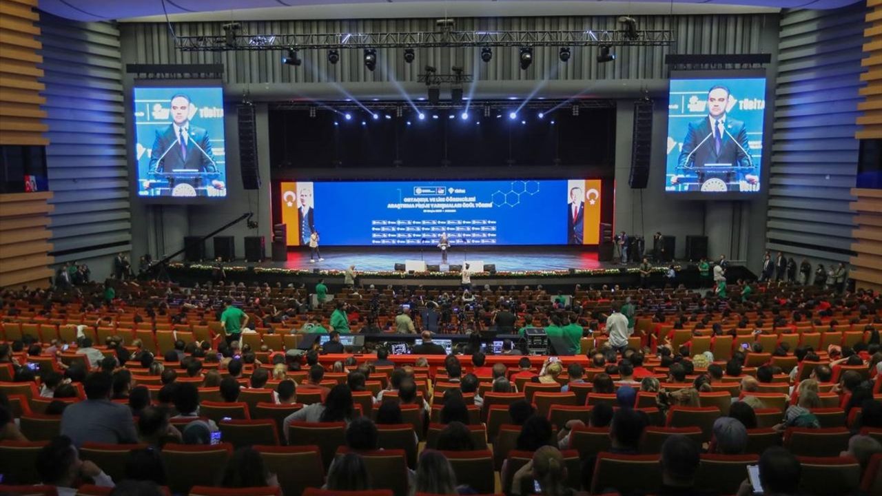 Bakan Kacır: Gençler Bilimle Geleceği Şekillendiriyor