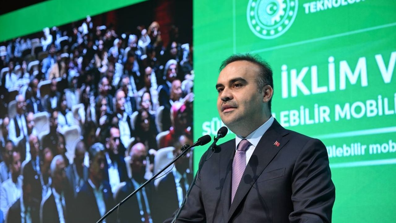 Bakan Kacır, Sürdürülebilir Mobilite Zirvesi'nde Türkiye'nin Hedeflerini Açıkladı