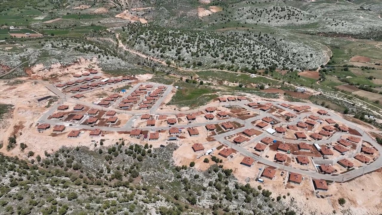 Bakan Kurum, Adıyaman'ın Zey Köyü'nün Yeniden İnşa Sürecini Paylaştı