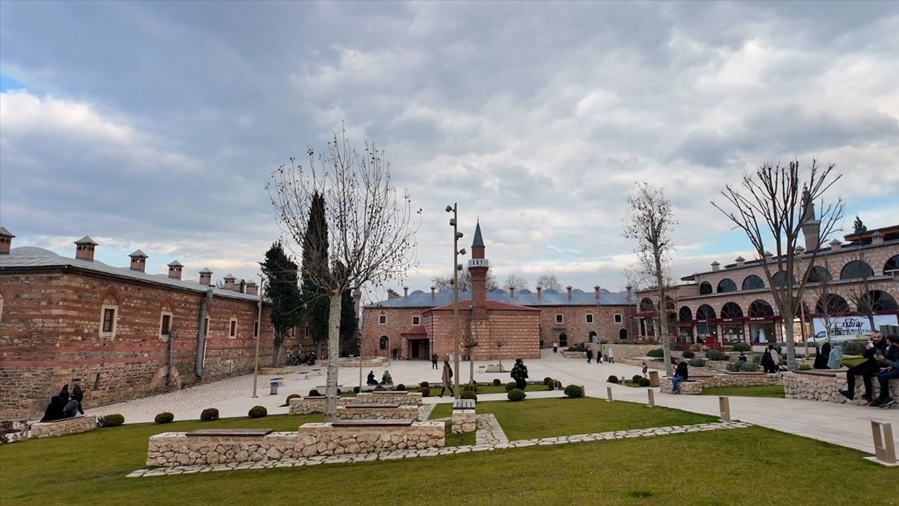 Bakan Kurum, Bursa Tarihi Çarşılar Bölgesi'ni Ziyaret Etti