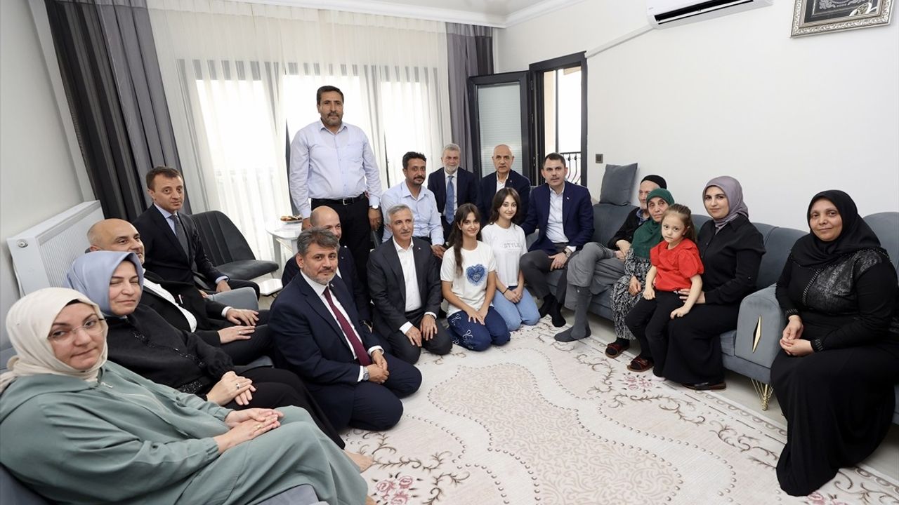 Bakan Kurum, Kahramanmaraş'ta Depremzede Aileyi Ziyaret Etti