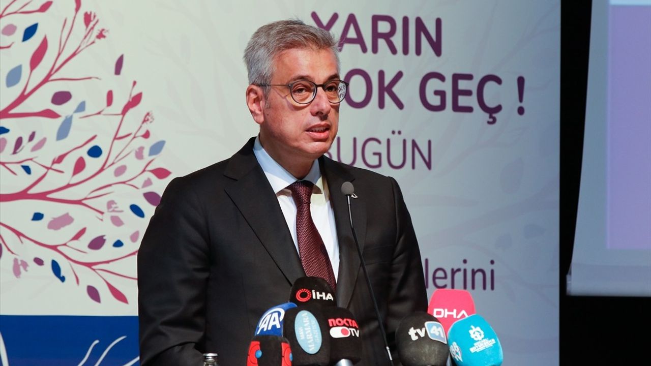 Bakan Memişoğlu Kocaeli'de Ebelik Öğrencileri Kongresi'nde Normal Doğum Oranlarını Değerlendirdi