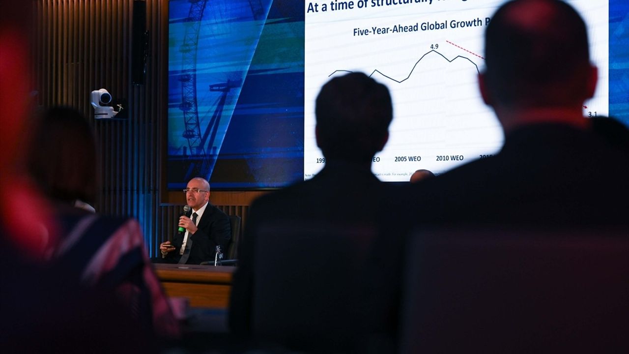 Bakan Şimşek Türkiye Ekonomisinin Geleceği İçin Umut Veriyor