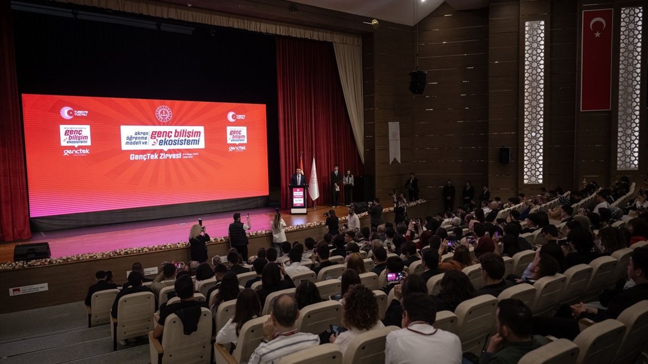 Bakan Tekin, GençTek Zirvesi'nde Eğitimde Teknolojik Gelişmelere Dikkat Çekti