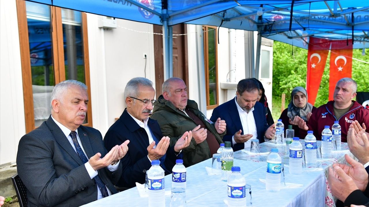 Bakan Uraloğlu, Şehit Berat Mecit Day'ın Ailesini Ziyaret Etti