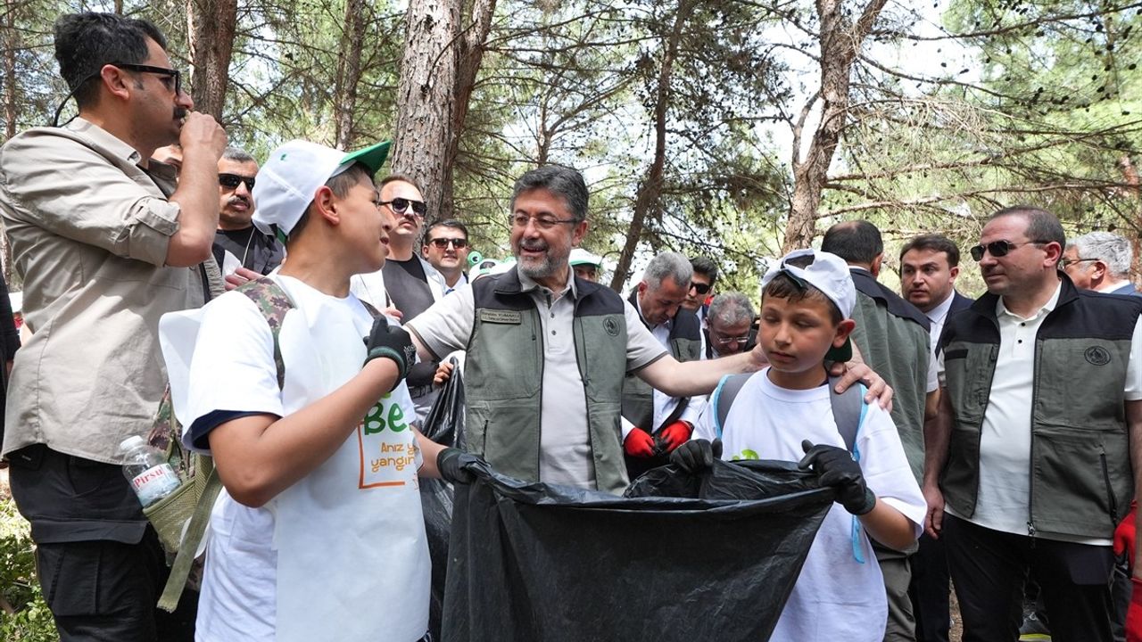 Bakan Yumaklı, İzmir'de 'Orman Benim' Kampanyasında Orman Yangınlarına Dikkat Çekti