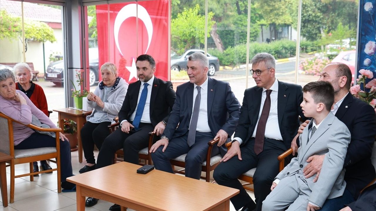 Bakanlar Memişoğlu ve Bolat, İstanbul'daki Huzurevini Ziyaret Etti