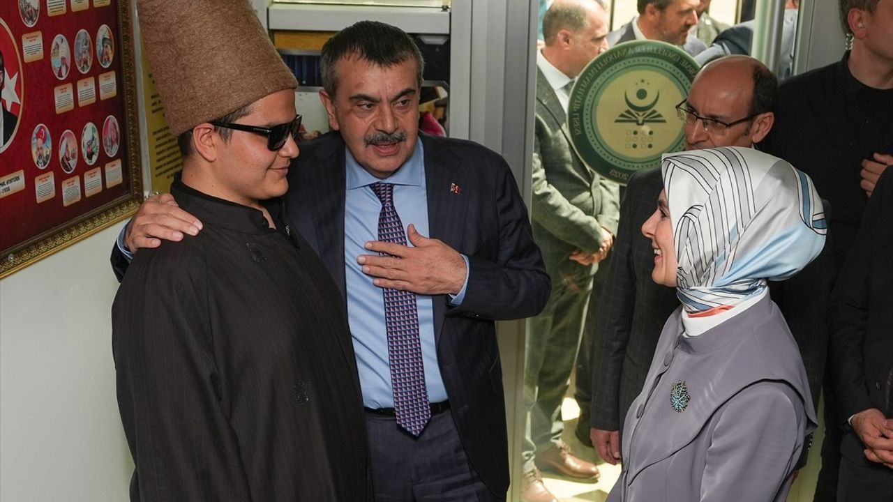 Bakanlar Tekin ve Göktaş Kani Karaca Görme Engelliler İmam Hatip Anadolu Lisesi'ni Ziyaret Etti