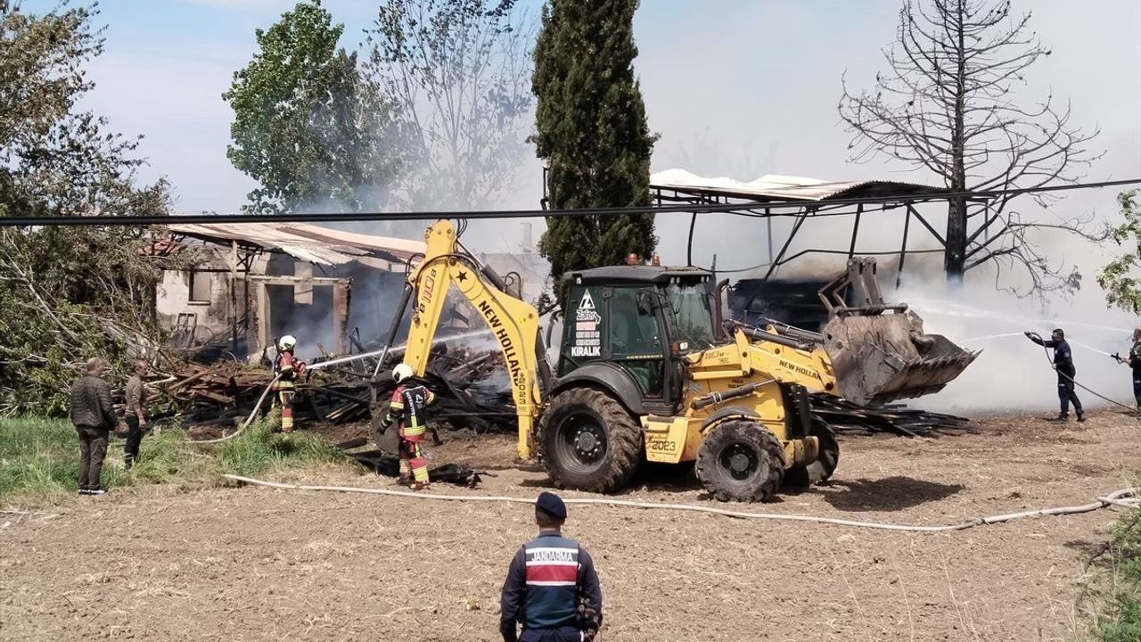Balıkesir Ayvalık'taki Kereste Deposunda Yangın Kontrol Altına Alındı