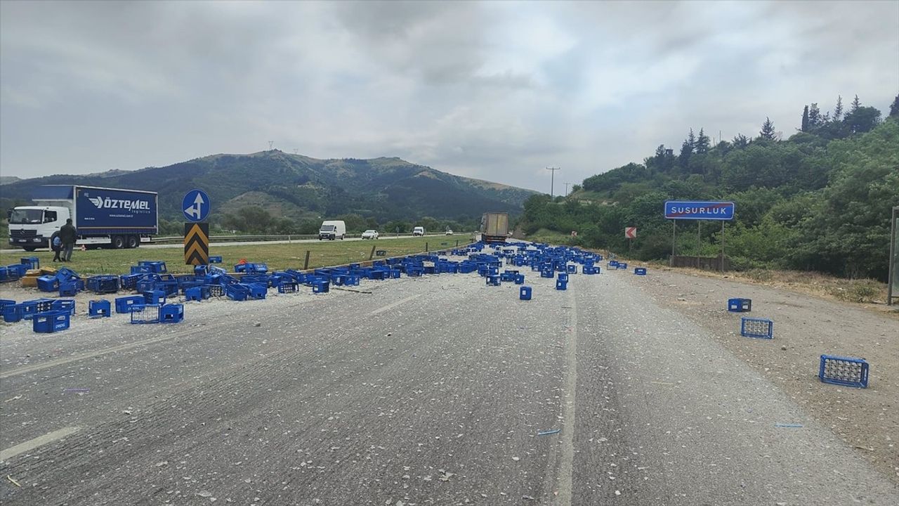 Balıkesir'de Cam Şişe Yüklü Tır Kazası Trafiği Aksattı