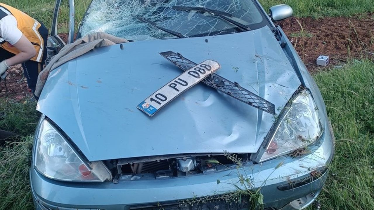 Balıkesir'de Şarampole Devrilen Otomobilde Üç Kişi Yaralandı