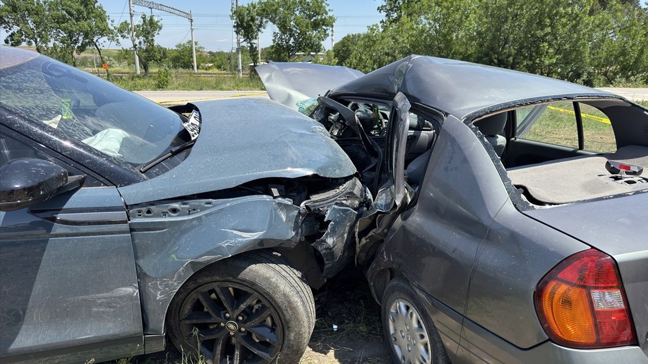 Balıkesir'de Trafik Kazası: 1 Ölü, 2 Yaralı