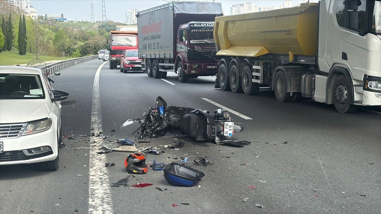 Başakşehir'de Emniyet Şeridine Çeken Aracın kazaya Karıştığı Motosiklet Kazası Kamerada