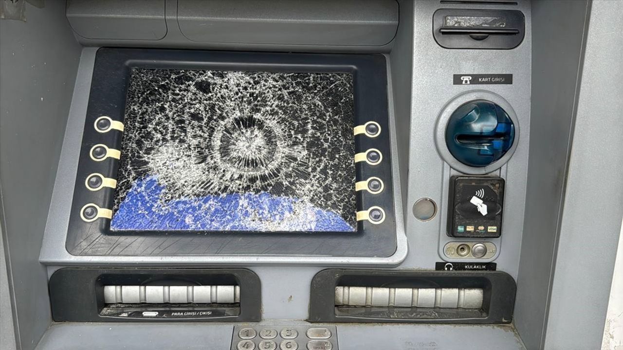 Bayrampaşa'da ATM'lere Zarar Verildi: 4 Makine Kullanılamaz Hale Geldi