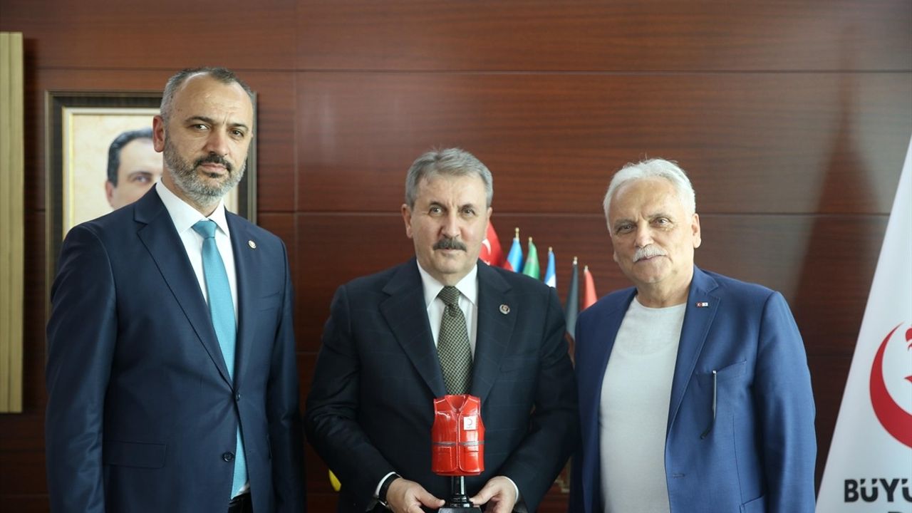 BBP Genel Başkanı Destici, Kurban Vekaletini Türk Kızılay'a Verdi