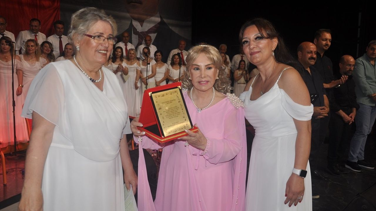 Bedia Akartürk, Ödemiş'te Halk Eğitim Merkezi Korosuna Şeflik Yaptı