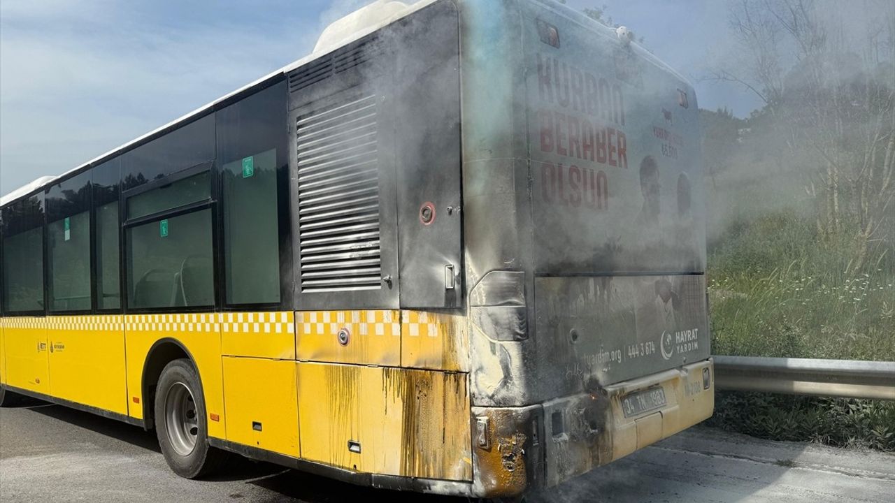 Beykoz'da Seyir Halindeki İETT Otobüsünde Yangın Söndürüldü