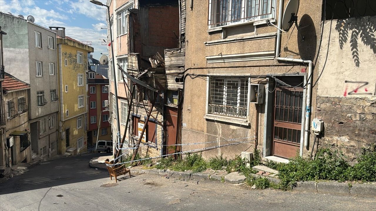Beyoğlu'nda Yokuşta Kayarak Hasara Neden Olan Çöp Kamyonu Olayı