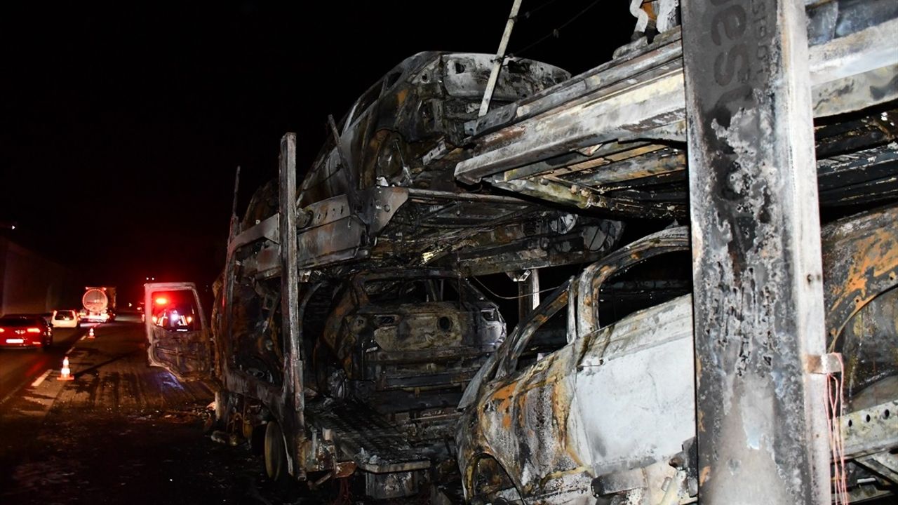 Bilecik'te Otomobil Yüklü Tırda Yangın: 8 Araç Kayıp