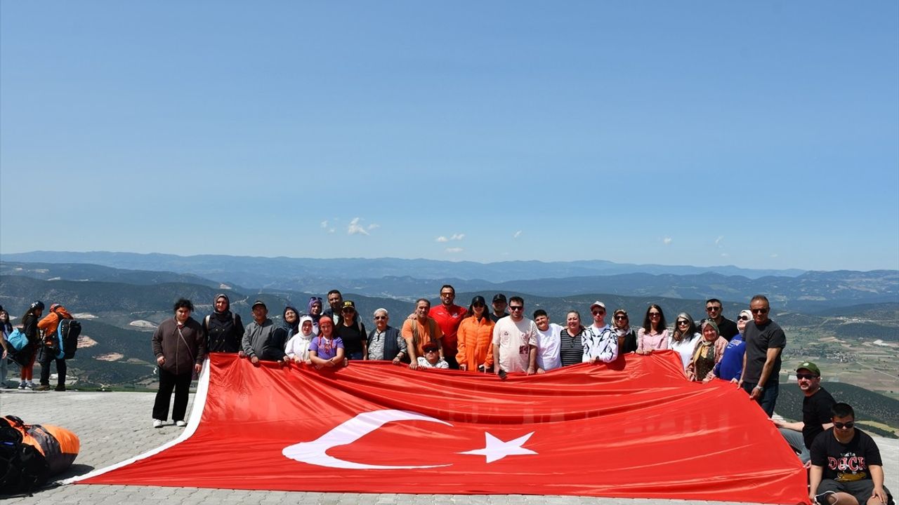 Bilecik'te Özel Gereksinimli Bireyler Yamaç Paraşütü Deneyimi Yaşadı