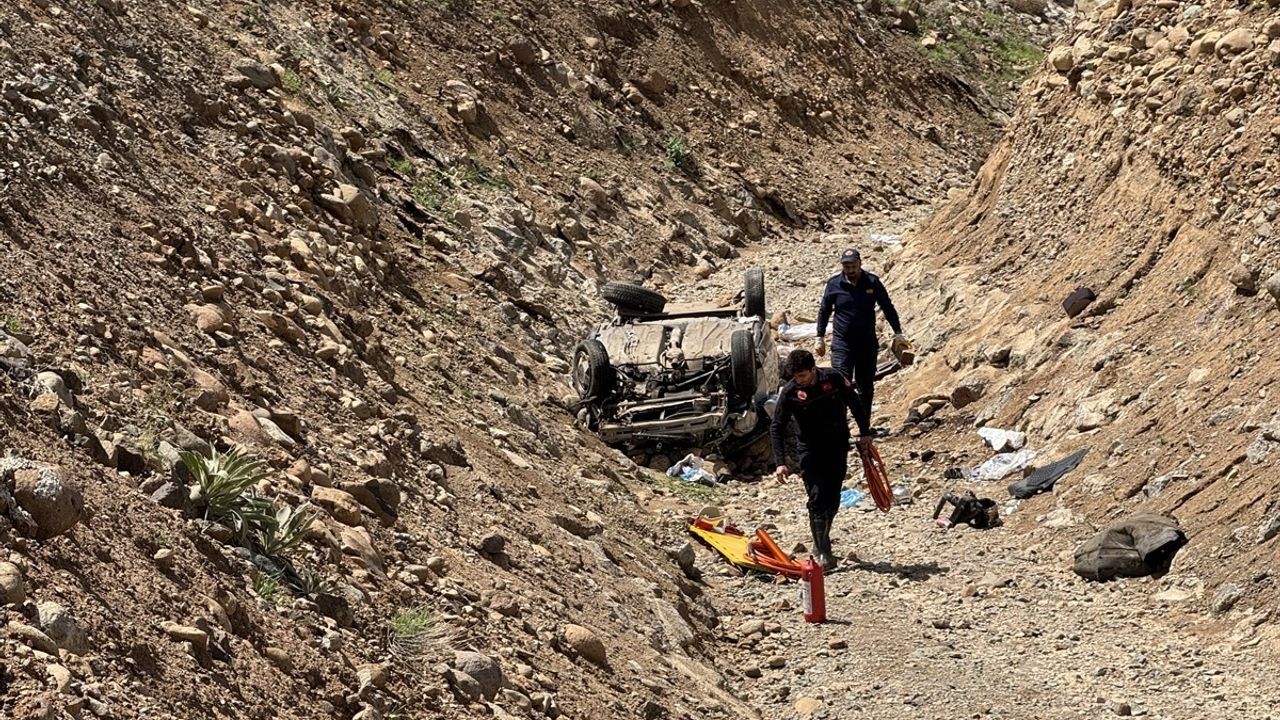 Bingöl'de Dere Yatağına Devrilen Otomobilde 7 Kişi Yaralandı